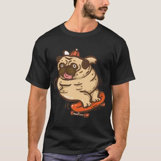 太ったパグがサーフスケートで遊んでいる Tシャツ (正面)