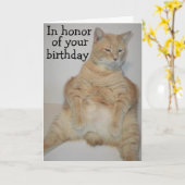 太ったマン島猫がおかしなポーズで座っている 誕生日カード カード (黄色い花)