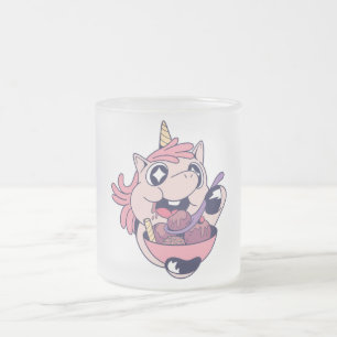 太ったユニコーンの幼児がアイスクリームを食べている フロストグラスマグカップ