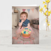 太った子供がケーキの挨拶を愛しているような カード (黄色い花)