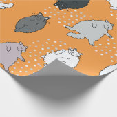 太った毛のふわふわした猫が背中に寝ている。カウトコ ラッピングペーパー (角)