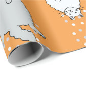 太った毛のふわふわした猫が背中に寝ている。カウトコ ラッピングペーパー (ロールコーナー)