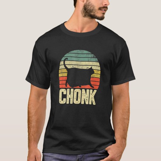 太った猫のミーム チャンク猫 Tシャツ (正面)