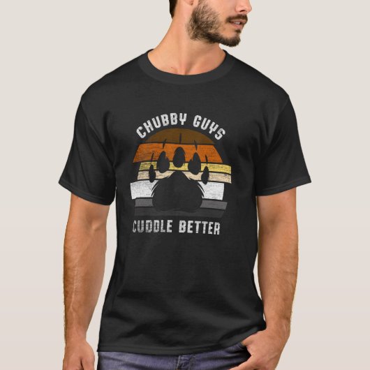 太っちょはもっとギュッとする おもしろゲイ・ベア・プライド Tシャツ (正面)