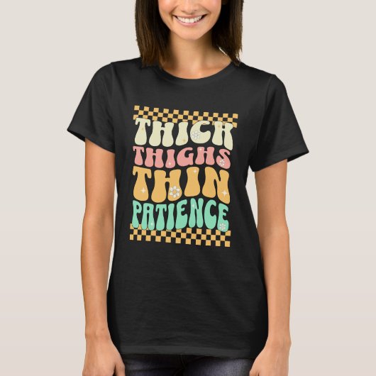 太ももは太くて忍耐は薄い レトロなグルービージムユーモア Tシャツ (正面)