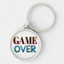 太字のカラフルな文字で"Game Over"と書かれたキーチェーン