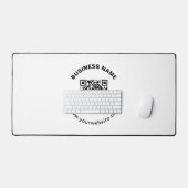 太字の円形テキストのビジネス名付きQRコード デスクマット (キーボード&マウス)