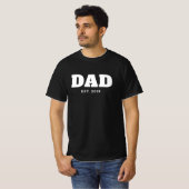 太字の白と黒のテキスト Est Year パパ Tシャツ (正面フル)