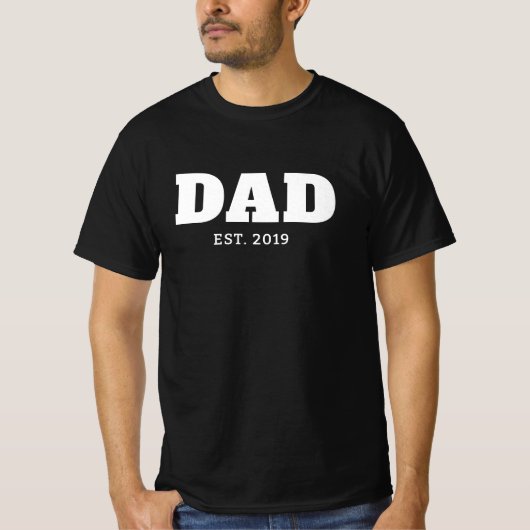 太字の白と黒のテキスト Est Year パパ Tシャツ (正面)