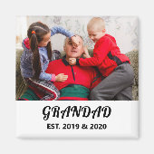 太字の黒いタイポグラフィで「Grandad Established Photo」 マグネット (正面)
