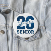 太字の「26 Senior」ブルー・タイポグラフィーデザイン 缶バッジ (インサイチュ)