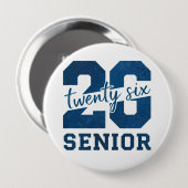太字の「26 Senior」ブルー・タイポグラフィーデザイン 缶バッジ (正面&裏面)