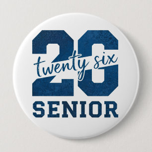 太字の「26 Senior」ブルー・タイポグラフィーデザイン 缶バッジ