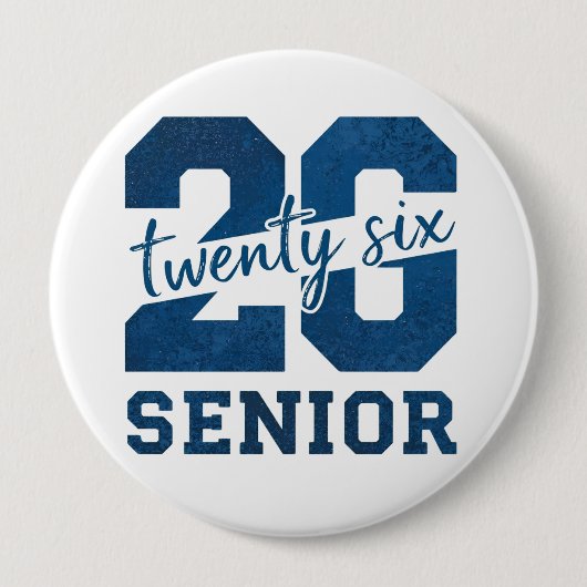 太字の「26 Senior」ブルー・タイポグラフィーデザイン 缶バッジ (正面)