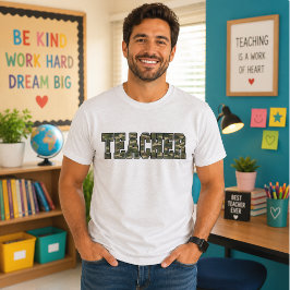 太字カモフラージュ柄のユニバーシティ風フォント グリーン ミリタリー Teacher Tシャツ