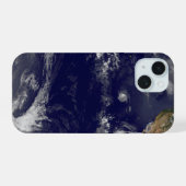 太平洋に発生した3つの熱帯低気圧のある地球 iPhone 15ケース (裏面横)
