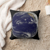 太平洋に3つの熱帯低気圧がある地球。 クッション (ブランケット)