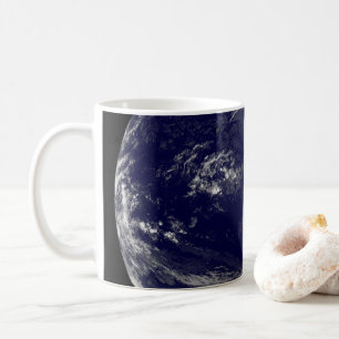 太平洋に3つの熱帯低気圧がある地球。 コーヒーマグカップ