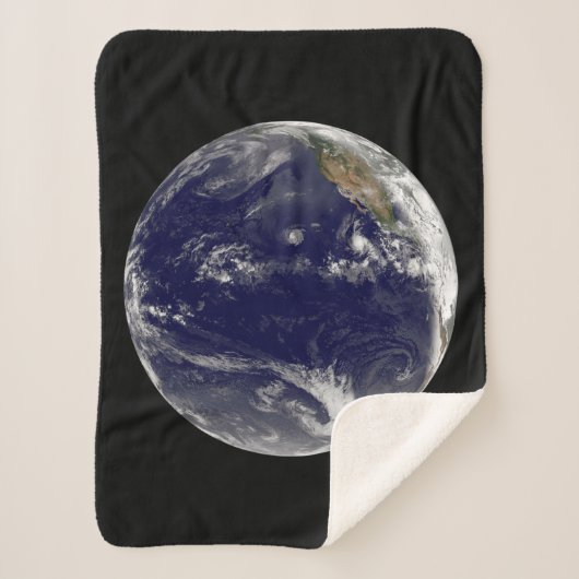 太平洋に3つの熱帯低気圧がある地球。 シェルパブランケット (正面)