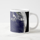 太平洋に3つの熱帯低気圧がある地球。 ジャンボコーヒーマグカップ (右)