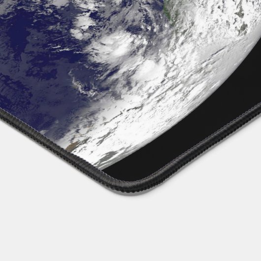 太平洋に3つの熱帯低気圧がある地球。 デスクマット (コーナー)