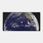 太平洋に3つの熱帯低気圧がある地球。 デスクマット (正面)