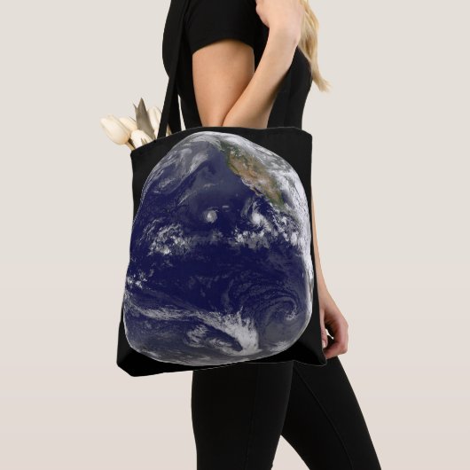 太平洋に3つの熱帯低気圧がある地球。 トートバッグ (クローズアップ)