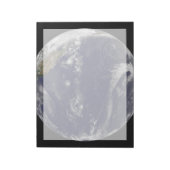 太平洋に3つの熱帯低気圧がある地球。 ノートパッド (回転)