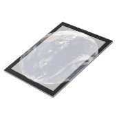 太平洋に3つの熱帯低気圧がある地球。 ノートパッド (アングル)