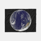 太平洋に3つの熱帯低気圧がある地球。 フリースブランケット (正面(横))