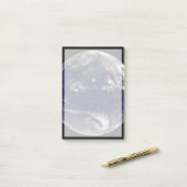 太平洋に3つの熱帯低気圧がある地球。 ポストイット (デスク上)