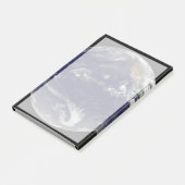 太平洋に3つの熱帯低気圧がある地球。 ポストイット (アングル)