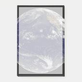 太平洋に3つの熱帯低気圧がある地球。 ポストイット (正面)