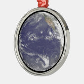 太平洋に3つの熱帯低気圧がある地球。 メタルオーナメント (左)