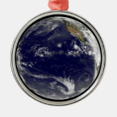 太平洋に3つの熱帯低気圧がある地球。 メタルオーナメント (正面)
