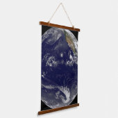 太平洋に3つの熱帯低気圧がある地球。 吊り下げ型タペストリー (傾斜あり)