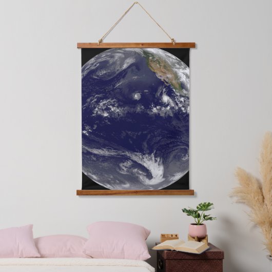 太平洋に3つの熱帯低気圧がある地球。 吊り下げ型タペストリー (寝室)