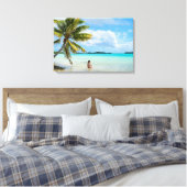 太平洋のキャンバスのヤシの木の下の女性 キャンバスプリント (インサイチュ (寝室))
