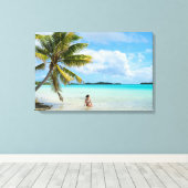 太平洋のキャンバスのヤシの木の下の女性 キャンバスプリント (インサイチュ (ウッドフロア))