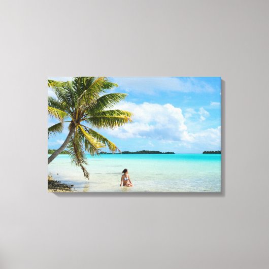 太平洋のキャンバスのヤシの木の下の女性 キャンバスプリント (正面)