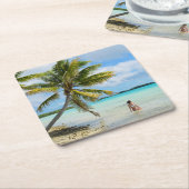 太平洋のコースターのヤシの木の下の女性 スクエアペーパーコースター (アングル)