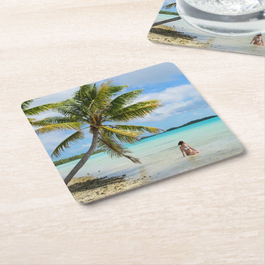 太平洋のコースターのヤシの木の下の女性 スクエアペーパーコースター (アングル)
