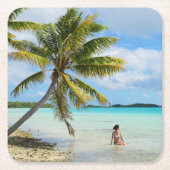 太平洋のコースターのヤシの木の下の女性 スクエアペーパーコースター (正面)