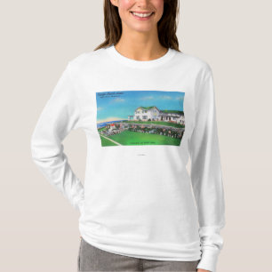 太平洋のビーチのホテルの外観 Tシャツ
