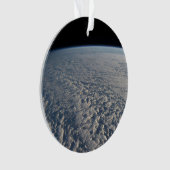 太平洋の上に層塔雲が立つ海。 オーナメント (正面)