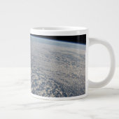 太平洋の上に層塔雲が立つ海。 ジャンボコーヒーマグカップ (右)