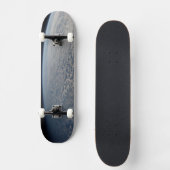 太平洋の上に層塔雲が立つ海。 スケートボード (正面)