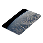 太平洋の上に層塔雲が立つ海。 マグネット (左側)