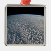 太平洋の上に層塔雲が立つ海。 メタルオーナメント (正面)