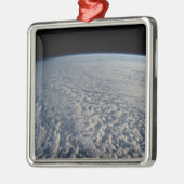 太平洋の上に層塔雲が立つ海。 メタルオーナメント (左)